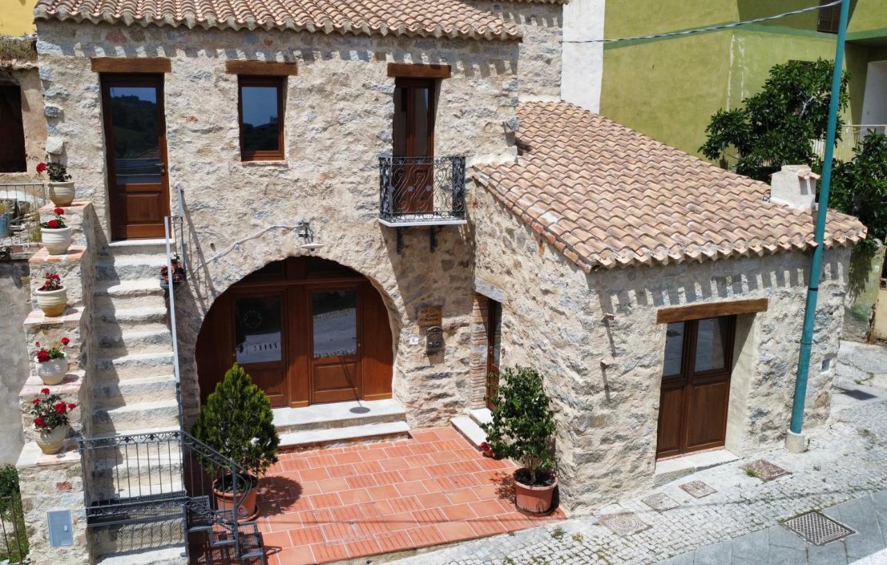 La Corte Dei Baroni *